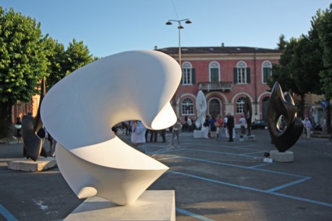 Antoine Poncet – Aureo equilibrio nell’astrattismo internazionele – veduta della mostra in Piazza XXVII aprile, Carrara 2013