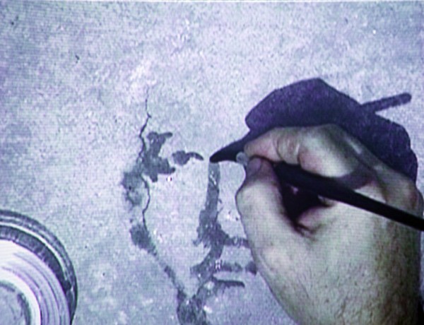 Ripensare il medium: il fantasma del disegno - Oscar Muñoz, Re/trato, 2004 frame da video